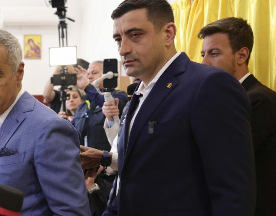 Romania la vot 4 mai 2025 Imagini ale candidatilor si alegatorilor