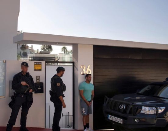 Soare nisip si suspecti Spania atrage criminalii
