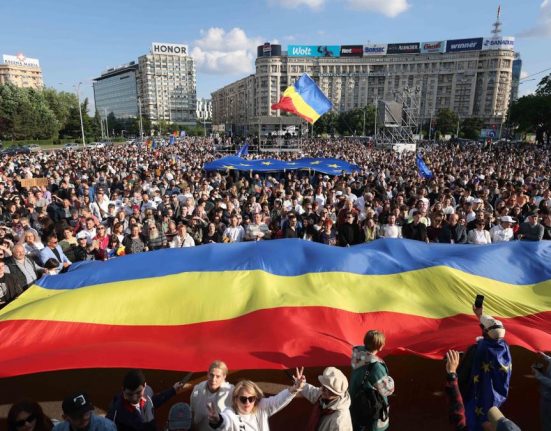 Sustinatorii lui Nicusor Dan au umplut Piata Victoriei
