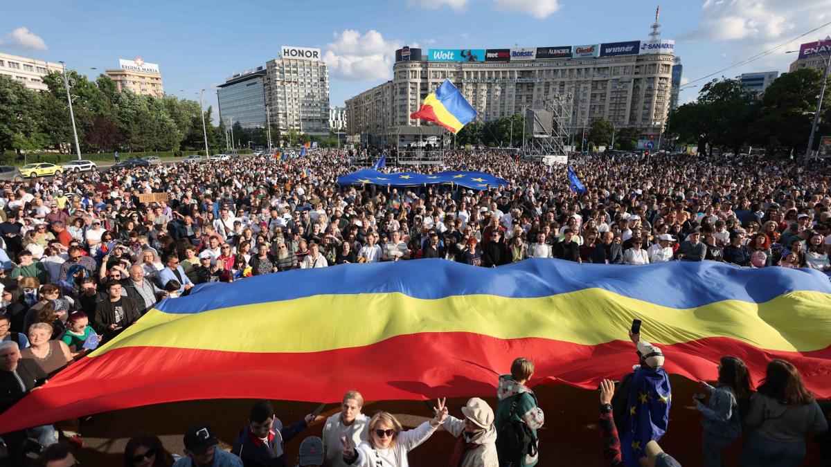 Sustinatorii lui Nicusor Dan au umplut Piata Victoriei