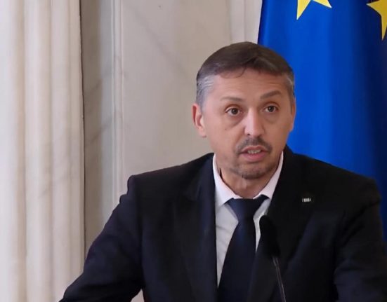 Daniel David renunta la 25 din salariul ministerial