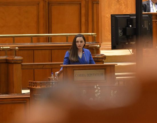 Hohote de ras in Parlament Anamaria Gavrila a gresit