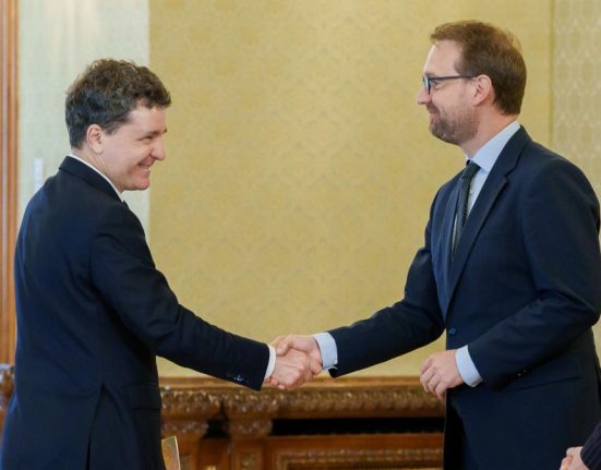 Scandal la ministere USR nu renunta la ministere pentru UDMR
