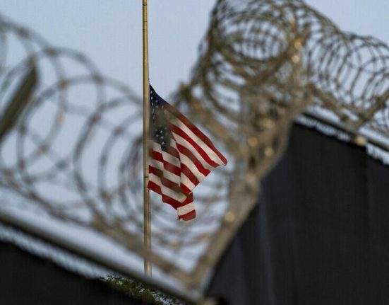 Trump vrea sa trimita mii de migranti la Guantanamo