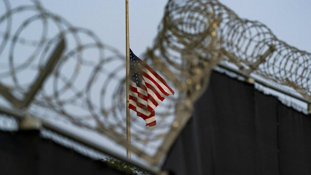 Trump vrea sa trimita mii de migranti la Guantanamo
