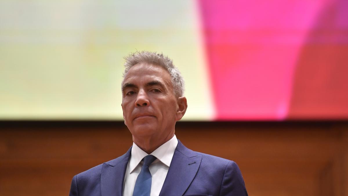 Anastasiu anunta ca multi directori si au taiat singuri salariile