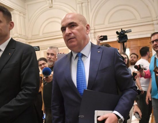 Bolojan anunta masuri fiscale Datoriile afecteaza drepturile de stat