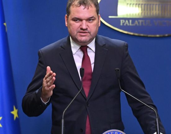 Cseke Attila Guvernul va desfiinta mii de posturi din primarii