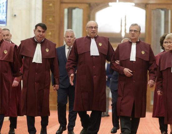 Dezmat pe bani publici la CCR bilete business si stilouri scumpe