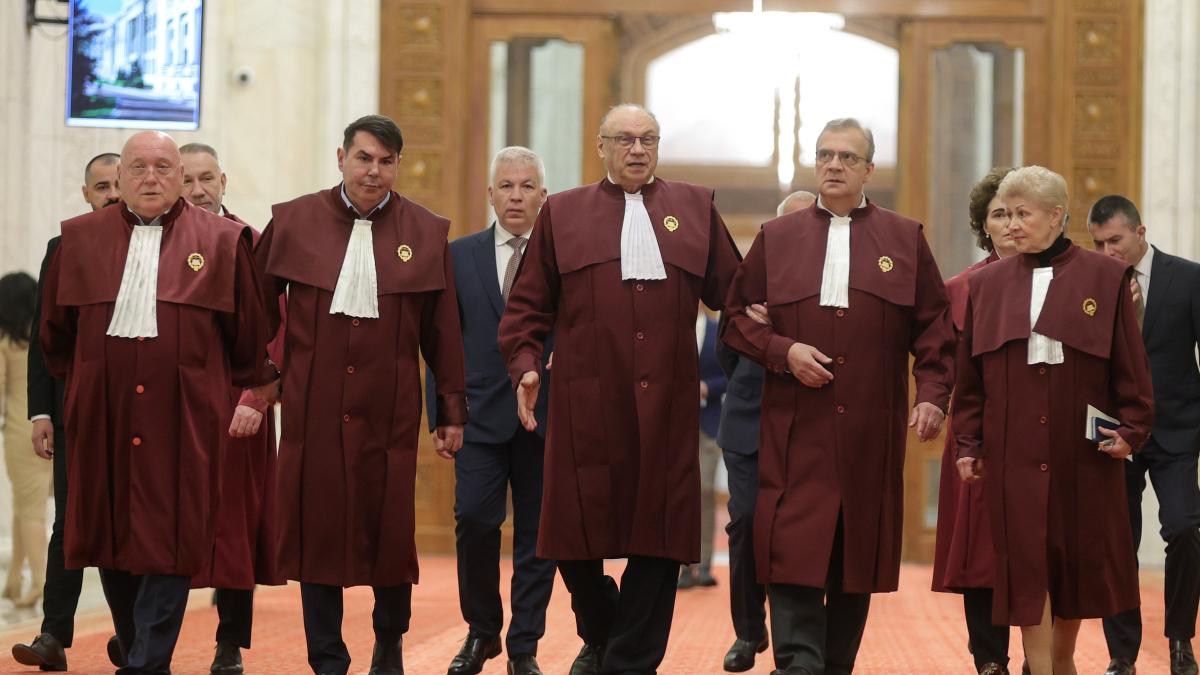 Dezmat pe bani publici la CCR bilete business si stilouri scumpe