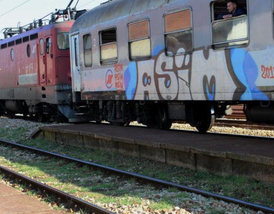 Directorii CFR Calatori si CFR Infrastructura isi taie indemnizatiile cu 10