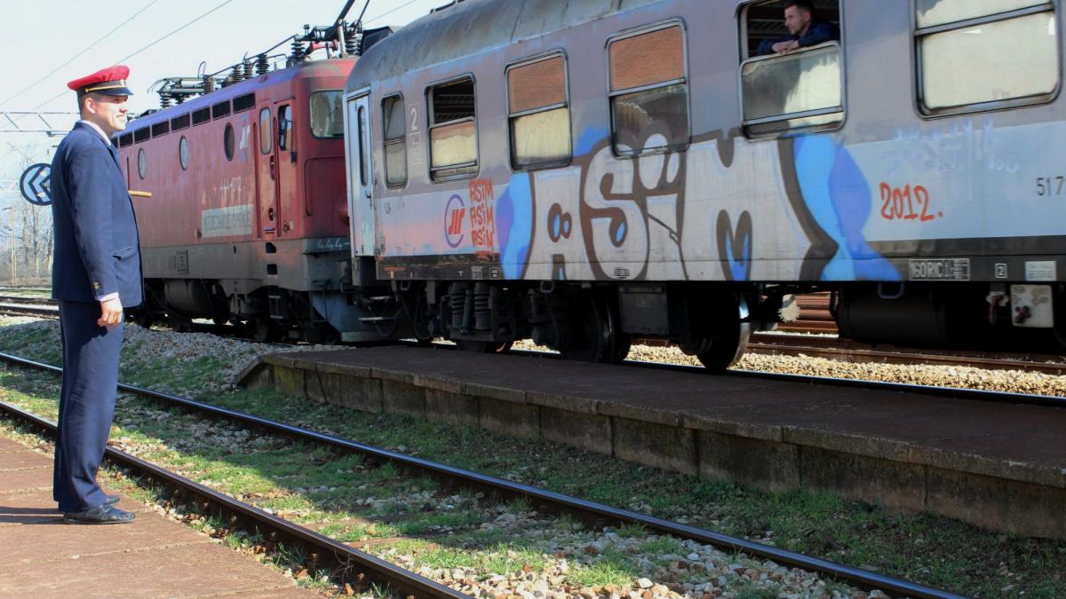 Directorii CFR Calatori si CFR Infrastructura isi taie indemnizatiile cu 10