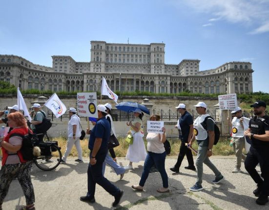 Functioanarii actioneaza statul roman pentru sporuri Zegrean Procesul la CCR