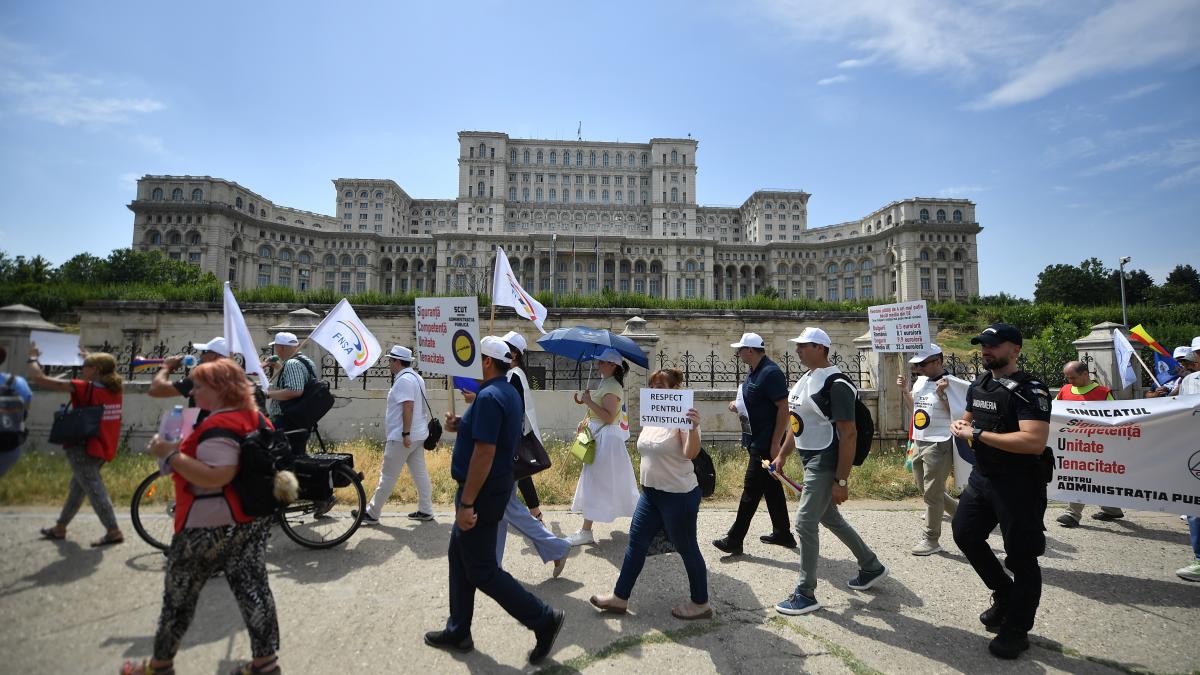 Functioanarii actioneaza statul roman pentru sporuri Zegrean Procesul la CCR