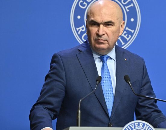 Guvernul Bolojan vrea interzicerea transferului functionarilor publici