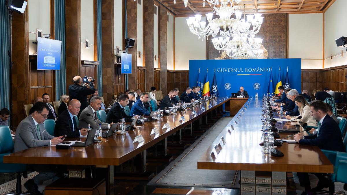 Guvernul schimba Legea Austeritatii CASS pentru pensii mari pana in 2028 Acciza la tigari ramane neschimbata pana in 2026