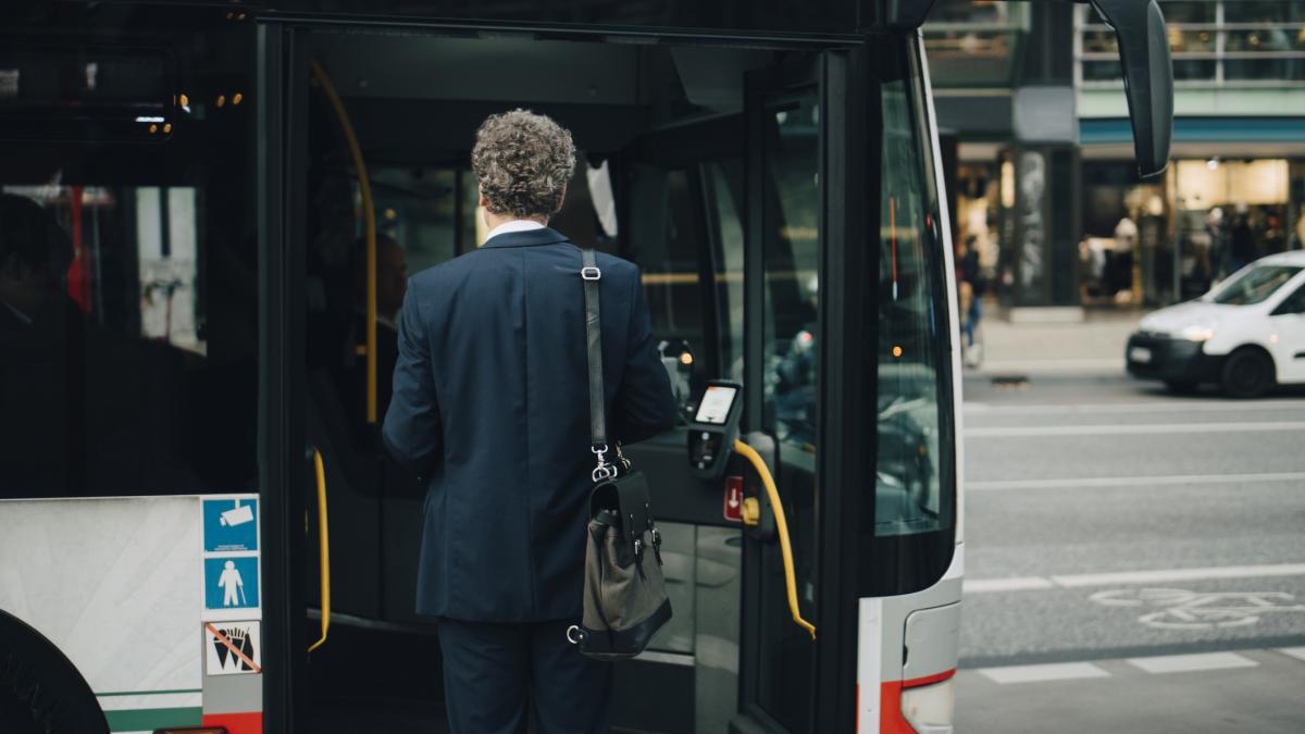Ilie Bolojan trimite demnitarii la autobuz Fara permis cu transportul in comun
