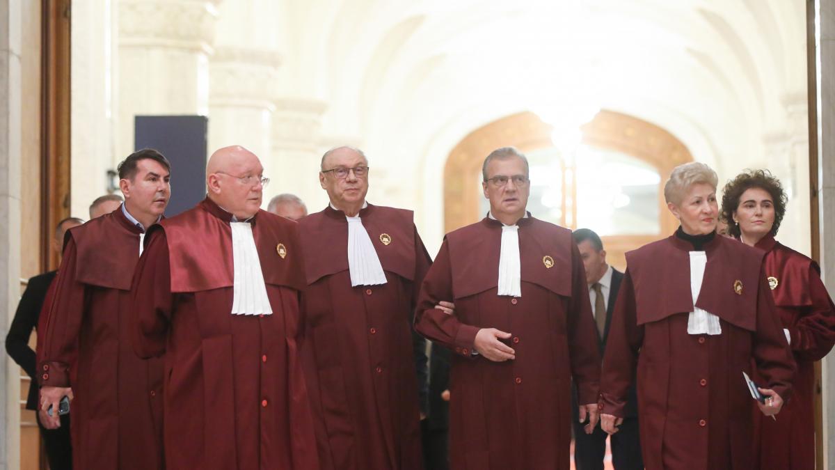 Judecatorii CCR ignora intrebarile despre bonusurile de 35000 euro