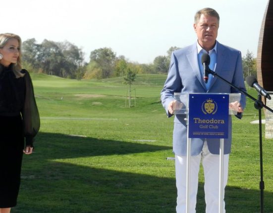 Klaus Iohannis joaca golf saptamanal cu sotia in Alba