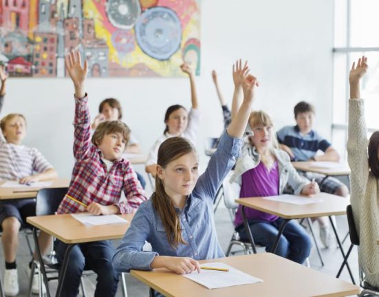 Lideri PSD critica tairea burselor pentru elevi