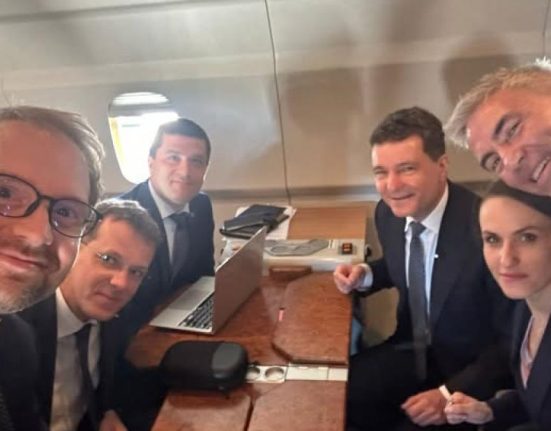 Nic usor Dan ministii USR si Dominic Fritz selfie din avion