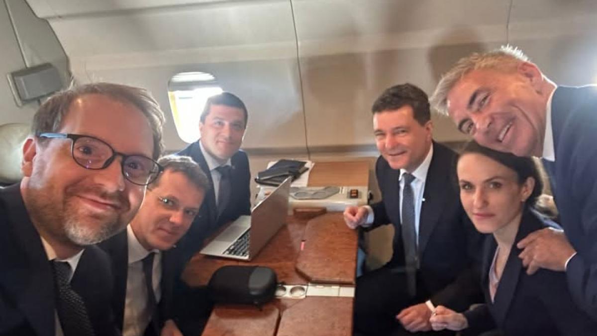 Nic usor Dan ministii USR si Dominic Fritz selfie din avion