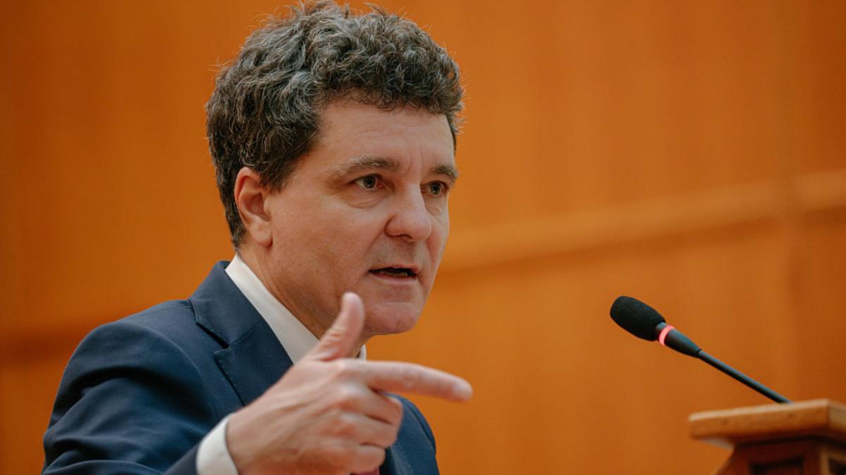 Nicusor Dan a retrimis Parlamentului o lege despre 35 de terenuri