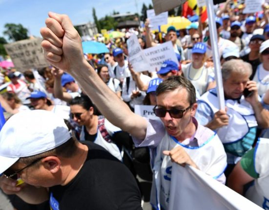 Revolta angajatilor din Guvern amenintati de concedieri