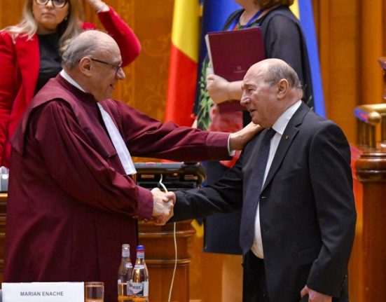 Surse CCR revine asupra privilegiilor lui Basescu