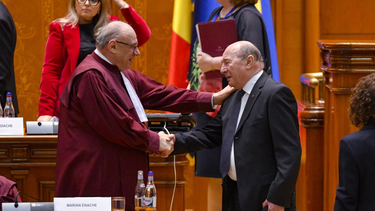 Surse CCR revine asupra privilegiilor lui Basescu