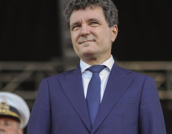 Vicepremierul Dragos Anastasiu Cerem celor cu salarii mai mari decat Presedintele sa renunte