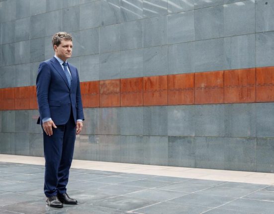 Editorial FT despre Nicusor Dan Infruntarea populistilor in tari exploatate de roboti rusi Ce este puterea tacerii strategice