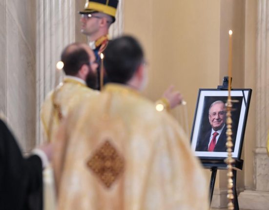 Imagini de la catafalcul lui Ion Iliescu