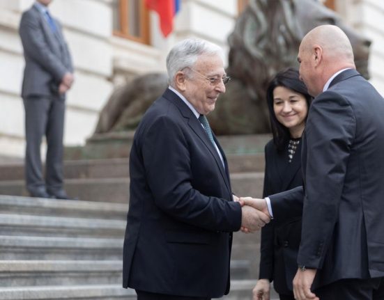 Mesajul lui Isarescu pentru Bolojan despre concedieri