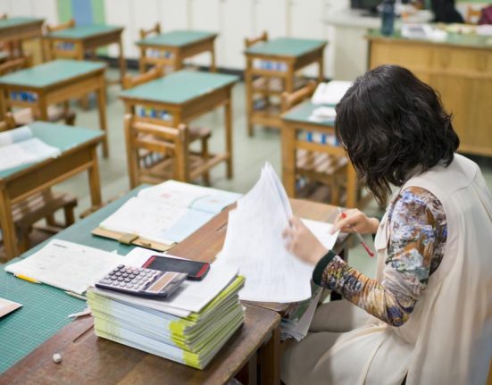 Ministrul Finantelor promite bani pentru salariile profesorilor