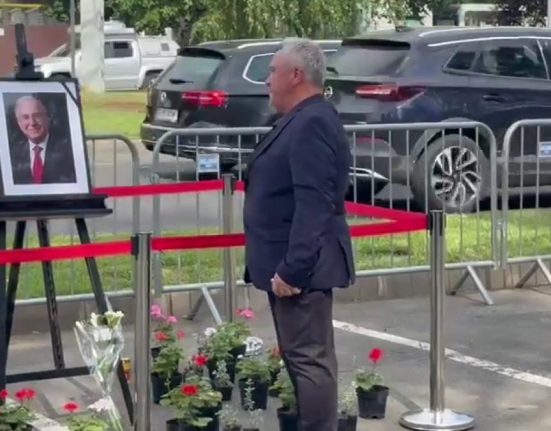 Primul roman care i a adus flori lui Iliescu