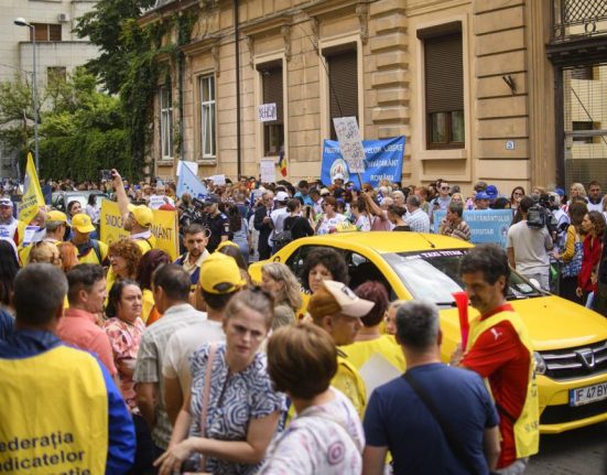 Profesorii protesteaza la Ministerul Educatiei Daniel David Daca demisia mea ar rezolva mi as fi dat o de mult