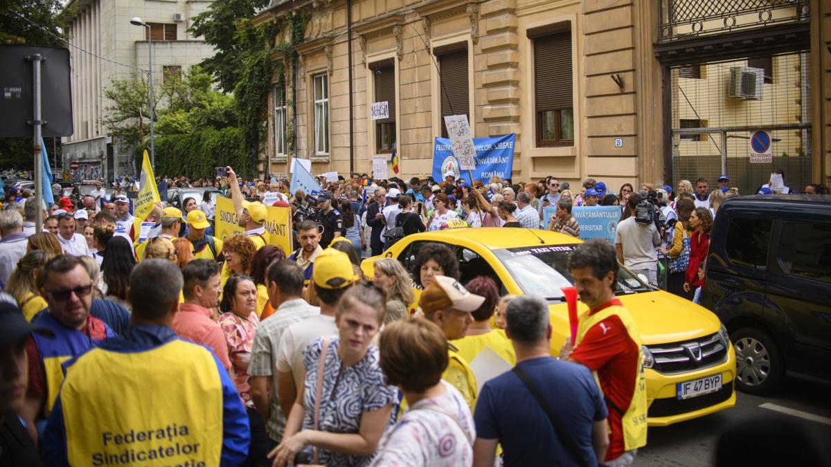 Profesorii protesteaza la Ministerul Educatiei Daniel David Daca demisia mea ar rezolva mi as fi dat o de mult
