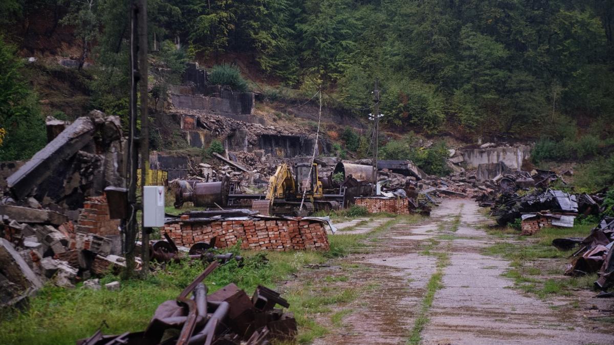 Salrom il acuza pe Radu Miruta de merite false pentru grafitul de la Baia de Fier Mina e o ruina