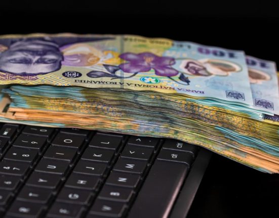 Surse Interdictia cumului pensiei cu salariul adoptata separat