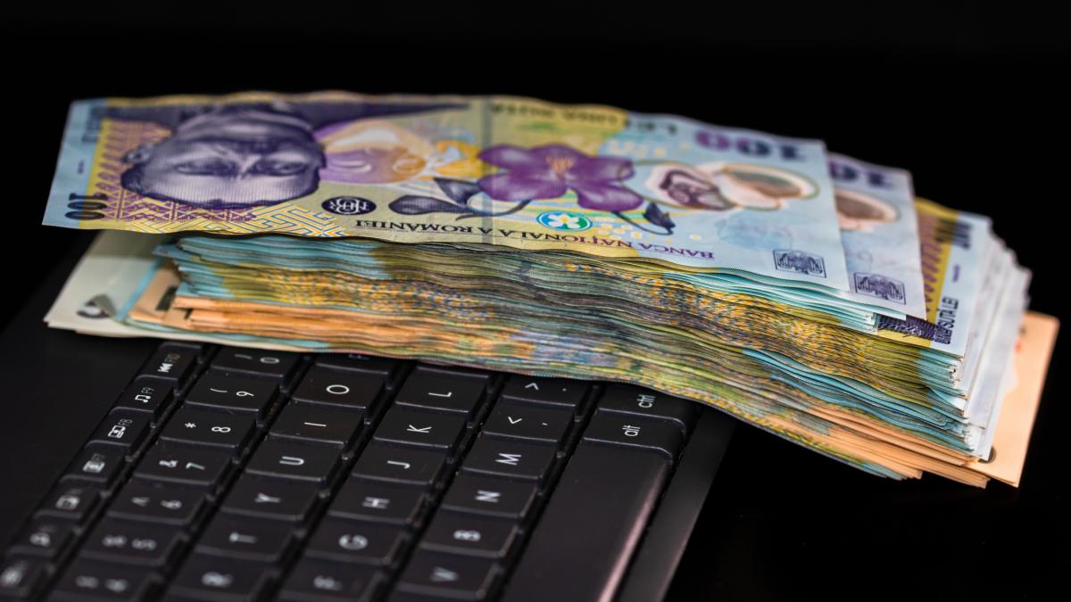 Surse Interdictia cumului pensiei cu salariul adoptata separat