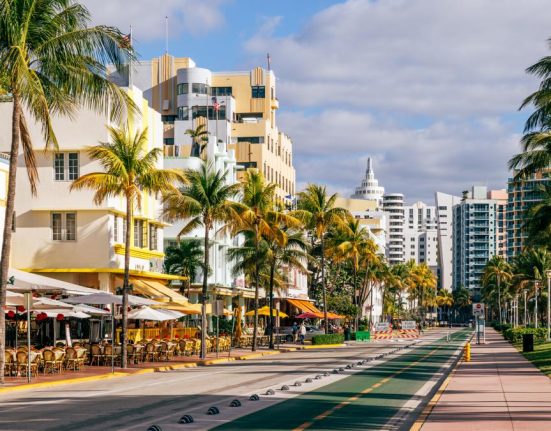 Amenintati de Bolojan angajati din primarii pleaca la Miami