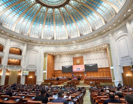 Deputatii au respins excluderea CCR din procesul electoral