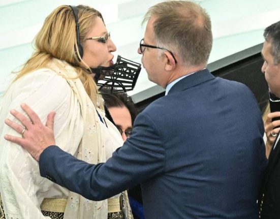 Diana Sosoca a facut circ pe aeroport Vin cu tancul sovietic
