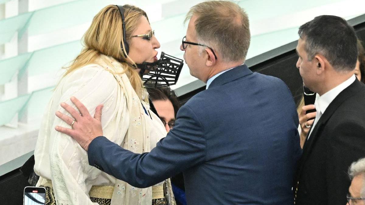 Diana Sosoca a facut circ pe aeroport Vin cu tancul sovietic