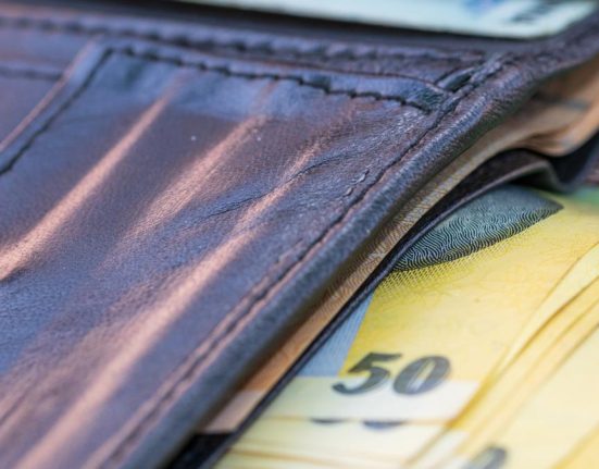 Economist Sistemul de plata cu cardul poate cadea