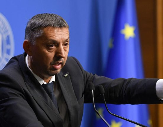 Ministrul Daniel David cere directorilor sa informeze parintii