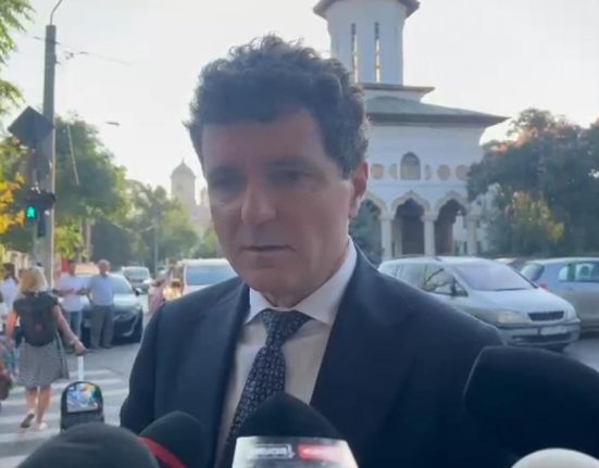 Nicustor Dan isi duce fetita la scoala si primeste profesori la Cotroceni