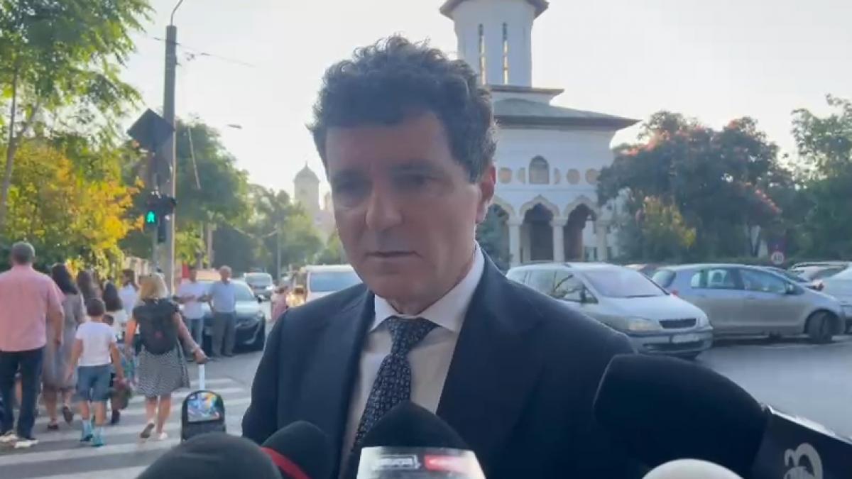 Nicustor Dan isi duce fetita la scoala si primeste profesori la Cotroceni