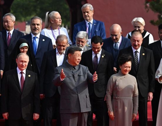 Scandal dupa fotografiile cu Nastase Dancila Putin si Kim